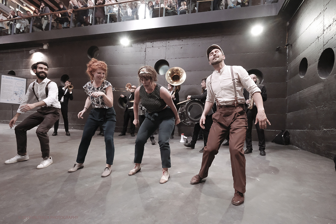 DSCF4107.jpg - 27/04/2019.Torino. Esibizione Marching Band Bandakadabra e Ballerini Lindy Hop al Mercato centrale. Nella foto l'esibizione della Banda e dei Ballerini Lyndi Hop  nell'area delle Antiche ghiacciaie