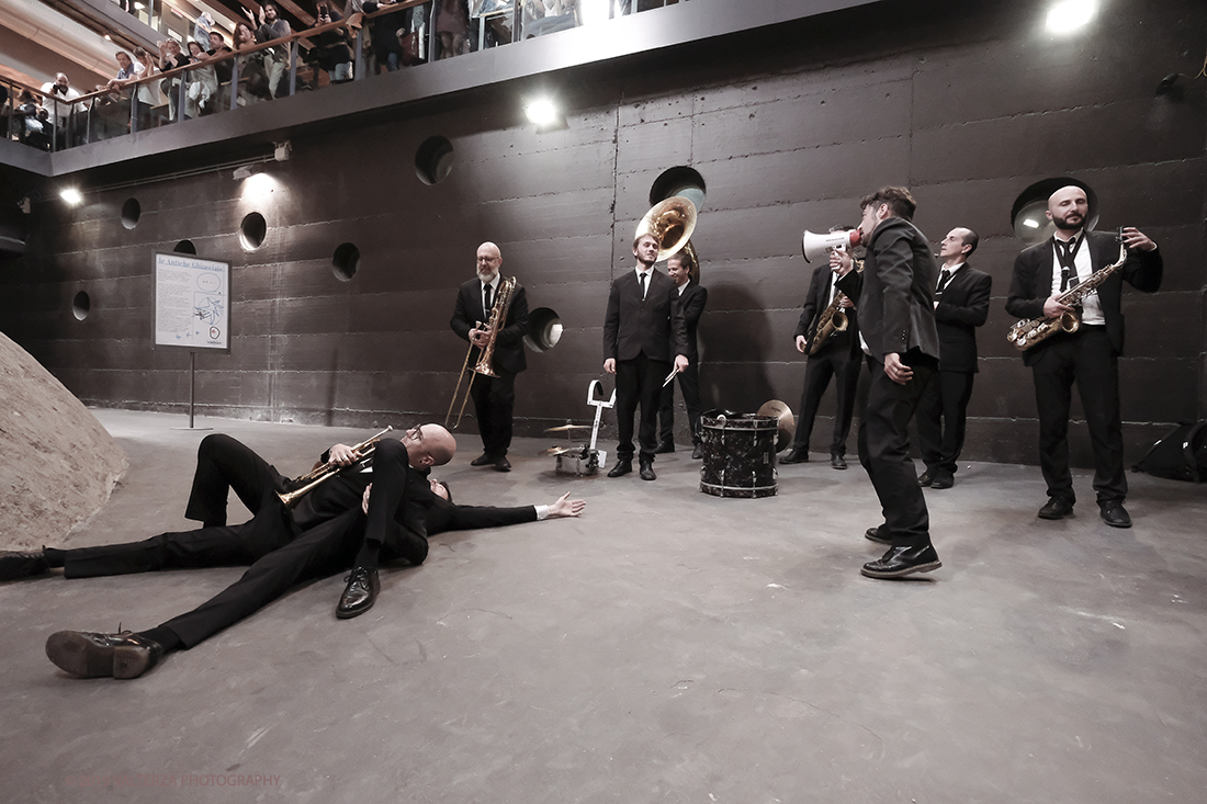 DSCF4124.jpg - 27/04/2019.Torino. Esibizione Marching Band Bandakadabra e Ballerini Lindy Hop al Mercato centrale. Nella foto l'esibizione della Banda nell'area delle Antiche ghiacciaie