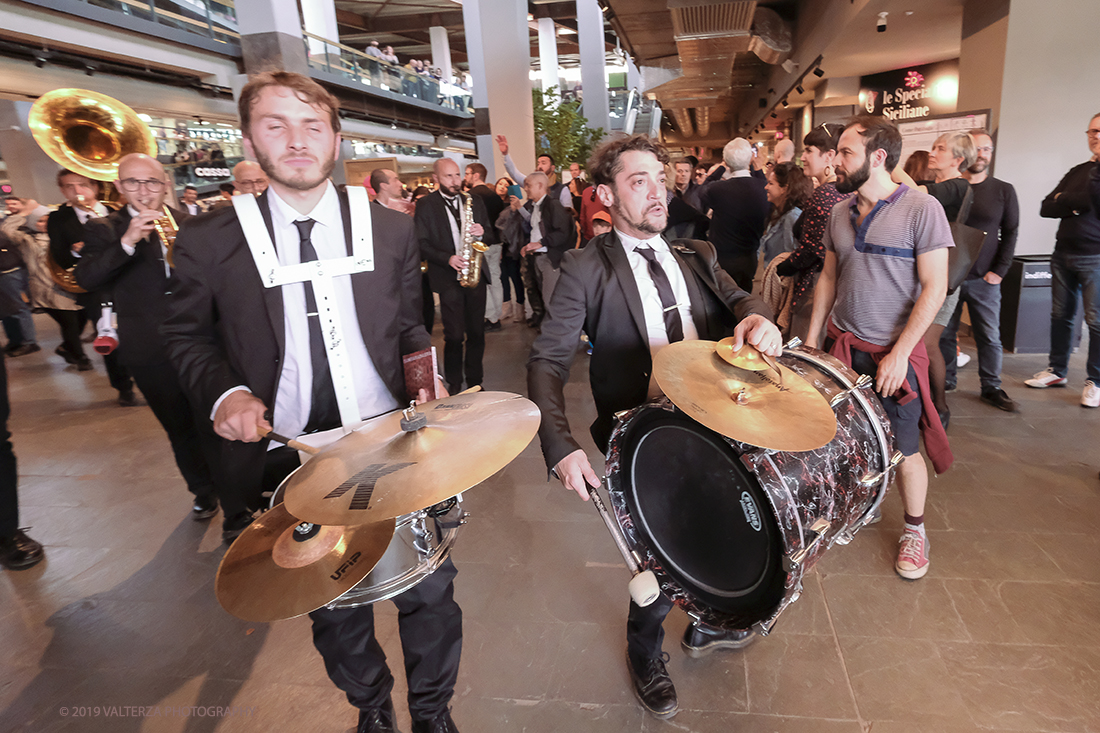 DSCF4215.jpg - 27/04/2019.Torino. Esibizione Marching Band Bandakadabra e Ballerini Lindy hop al Mercato centrale. Nella foto 27/04/2019.Torino. Esibizione Marching Band Bandakadabra e Ballerini Lindy Hop al Mercato centrale. Nella foto l'esibizione della Banda e all'interno del Mercato Centrale