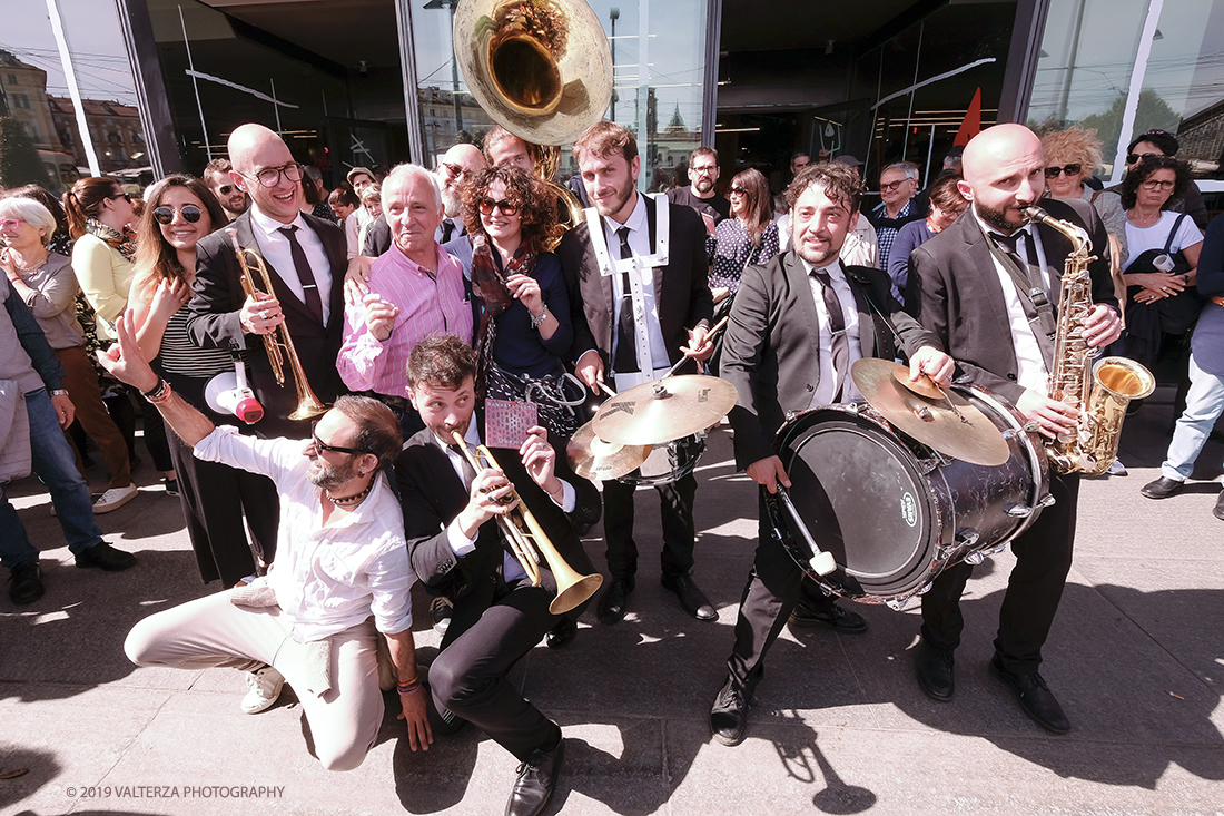 DSCF4314.jpg - 27/04/2019.Torino. Esibizione Marching Band Bandakadabra e Ballerini Lindy Hop al Mercato centrale. Nella foto la Banda posa per le foto ricordo con il pubblico.