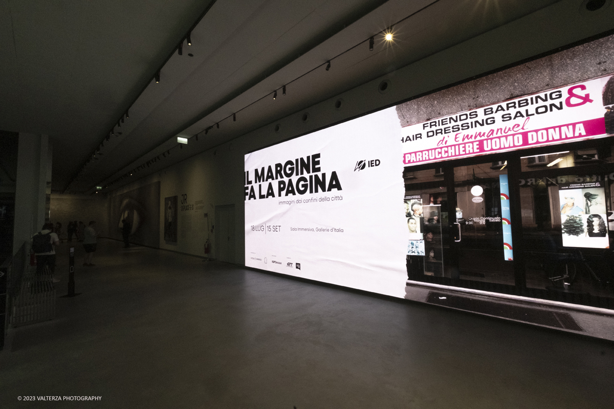_DSF6956.jpg - 11/07/2023.Torino. Sedici ricerche fotografiche sulla cittÃ  di Torino per raccontare ne storie, vite e peculiaritÃ  oltre gli stereotipi.Nella foto l'area di ingresso alla galleria con la mostra