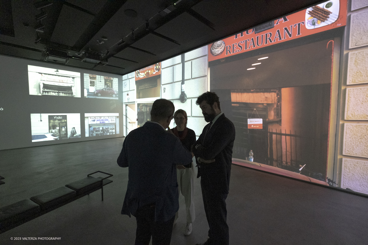 _DSF7006.jpg - 11/07/2023.Torino. Sedici ricerche fotografiche sulla cittÃ  di Torino per raccontare ne storie, vite e peculiaritÃ  oltre gli stereotipi.Nella foto la visita alla proiezione delle immagini del progetto.