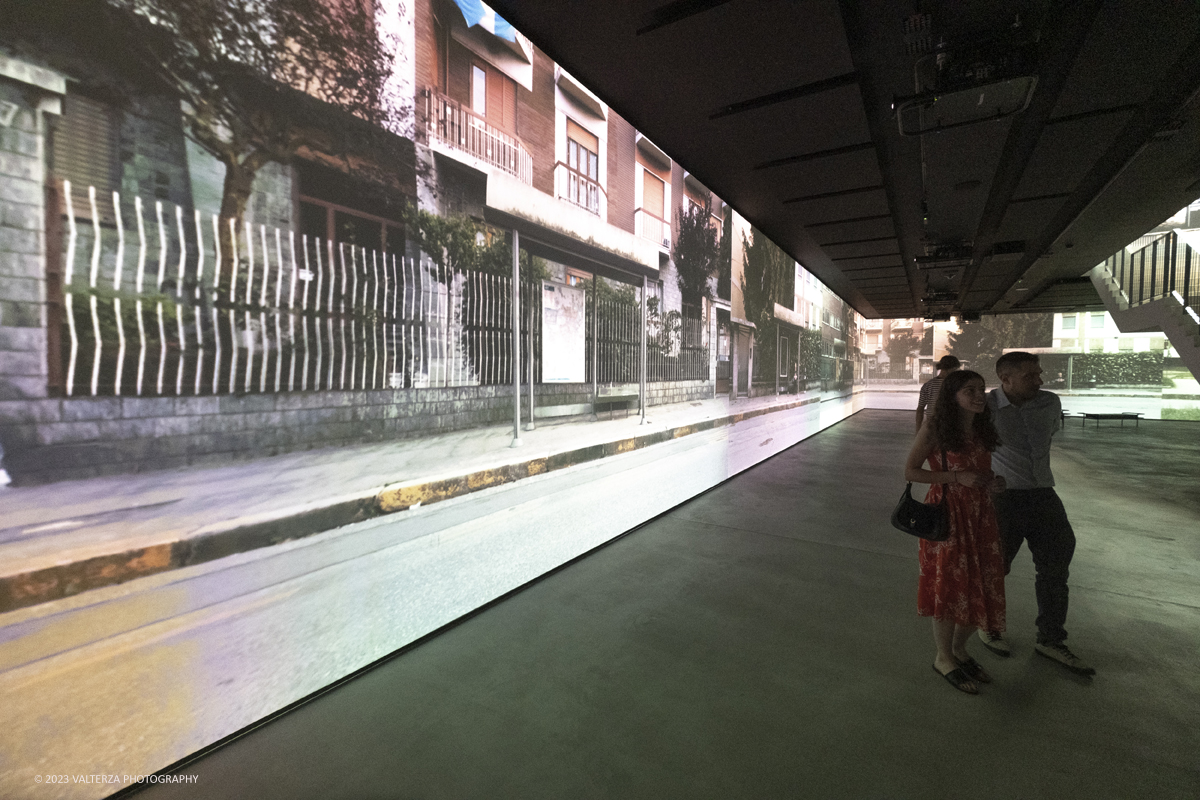 _DSF7008.jpg - 11/07/2023.Torino. Sedici ricerche fotografiche sulla cittÃ  di Torino per raccontare ne storie, vite e peculiaritÃ  oltre gli stereotipi.Nella foto la visita alla proiezione delle immagini del progetto.