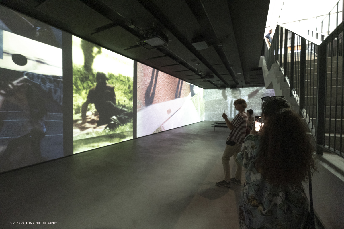 _DSF7013.jpg - 11/07/2023.Torino. Sedici ricerche fotografiche sulla cittÃ  di Torino per raccontare ne storie, vite e peculiaritÃ  oltre gli stereotipi.Nella foto la visita alla proiezione delle immagini del progetto.