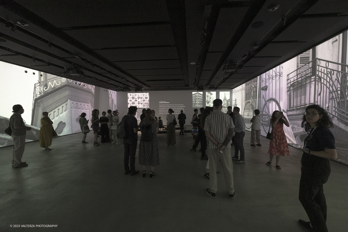 _DSF7022.jpg - 11/07/2023.Torino. Sedici ricerche fotografiche sulla cittÃ  di Torino per raccontare ne storie, vite e peculiaritÃ  oltre gli stereotipi.Nella foto la visita alla proiezione delle immagini del progetto.