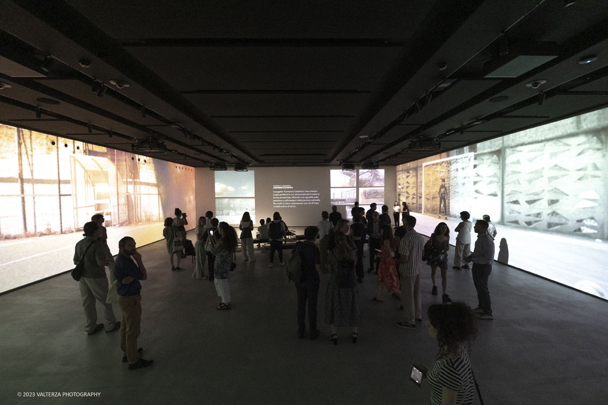 _DSF7028.jpg - 11/07/2023.Torino. Sedici ricerche fotografiche sulla cittÃ  di Torino per raccontare ne storie, vite e peculiaritÃ  oltre gli stereotipi.Nella foto la visita alla proiezione delle immagini del progetto.
