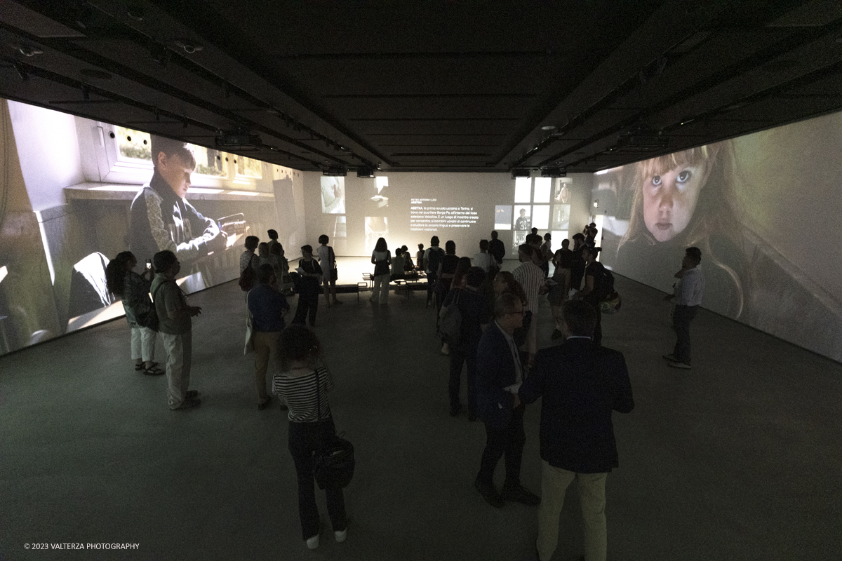 _DSF7037.jpg - 11/07/2023.Torino. Sedici ricerche fotografiche sulla cittÃ  di Torino per raccontare ne storie, vite e peculiaritÃ  oltre gli stereotipi.Nella foto la visita alla proiezione delle immagini del progetto.