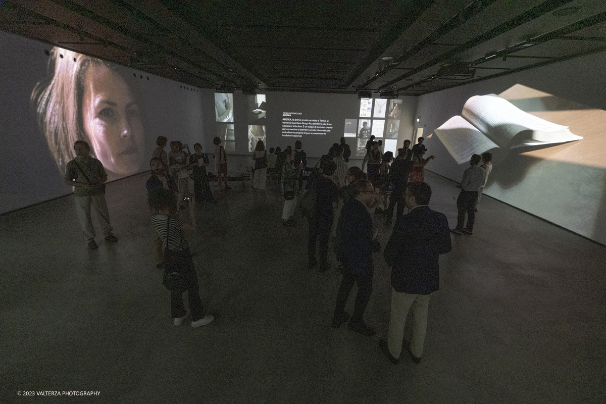 _DSF7044.jpg - 11/07/2023.Torino. Sedici ricerche fotografiche sulla cittÃ  di Torino per raccontare ne storie, vite e peculiaritÃ  oltre gli stereotipi.Nella foto la visita alla proiezione delle immagini del progetto.