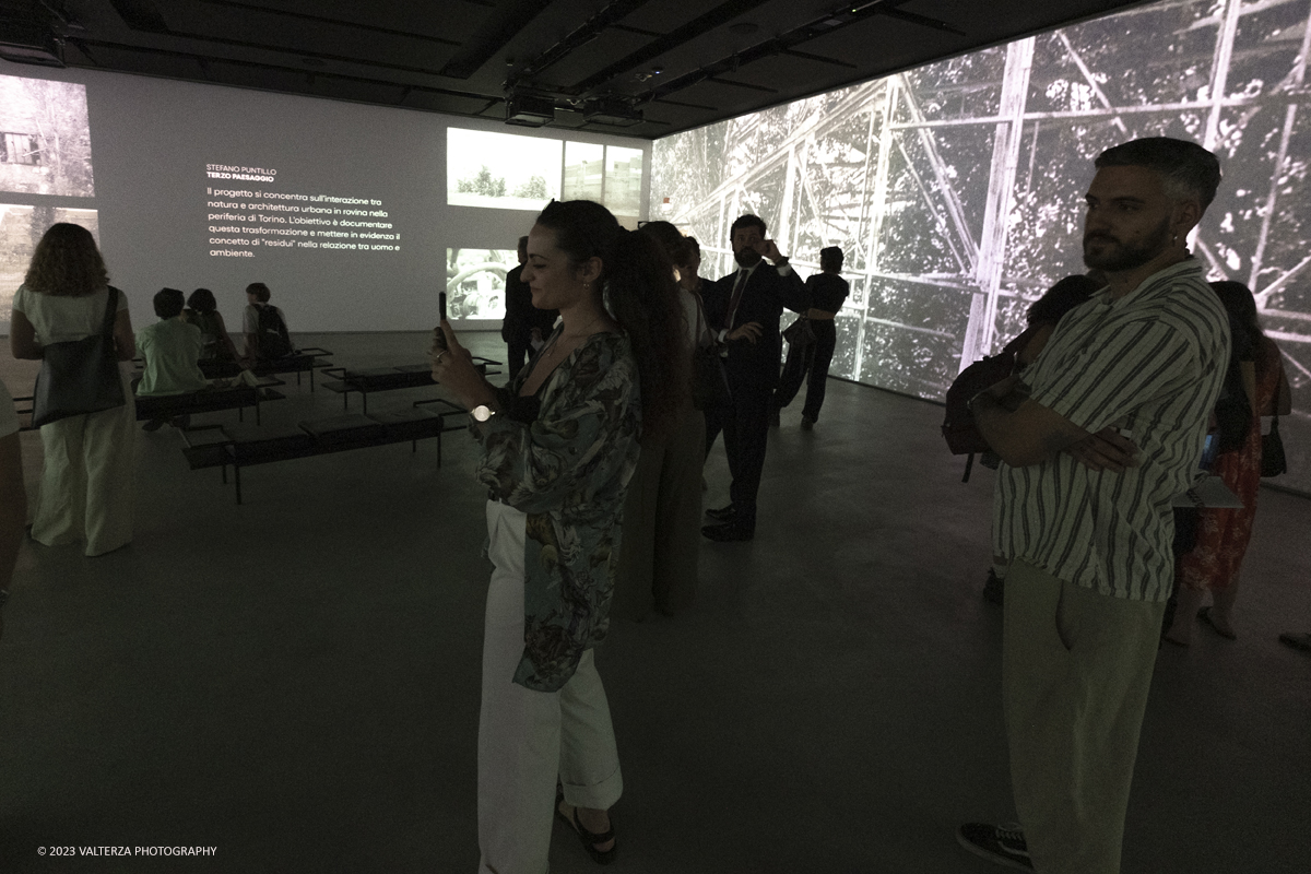_DSF7046.jpg - 11/07/2023.Torino. Sedici ricerche fotografiche sulla cittÃ  di Torino per raccontare ne storie, vite e peculiaritÃ  oltre gli stereotipi.Nella foto la visita alla proiezione delle immagini del progetto.