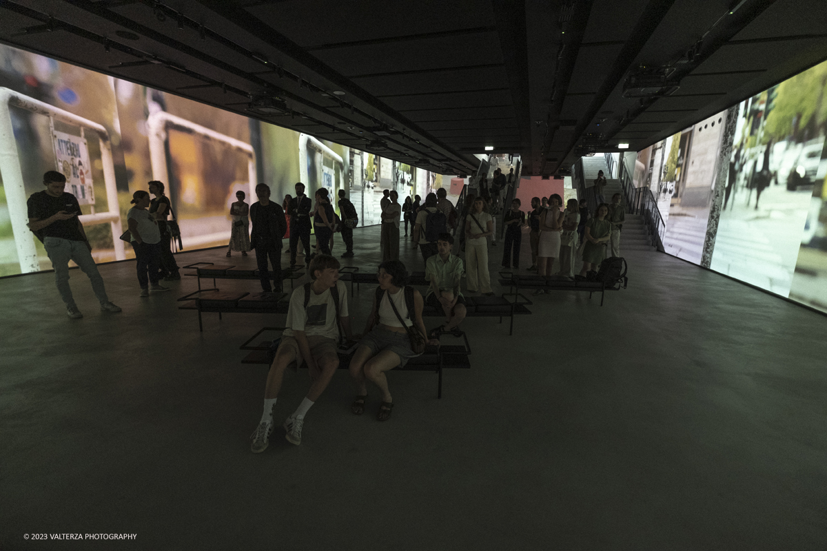 _DSF7050.jpg - 11/07/2023.Torino. Sedici ricerche fotografiche sulla cittÃ  di Torino per raccontare ne storie, vite e peculiaritÃ  oltre gli stereotipi.Nella foto la visita alla proiezione delle immagini del progetto.