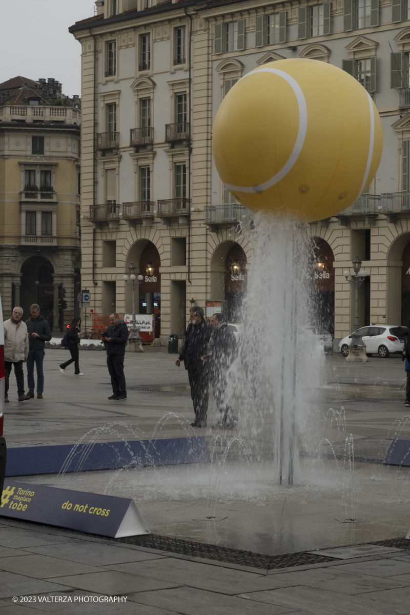 _DSF4784.jpg - 10/11/2023. Torino. Con il taglio del nastro alla presenza delle autoritÃ ,  oggi in piazza Castello sono stati ufficialmente inaugurati gli spazi di Casa Tennis, Casa Gusto e Casa Media. Nella foto magapalla da tennis in sospenssione di fronte a Casa Media