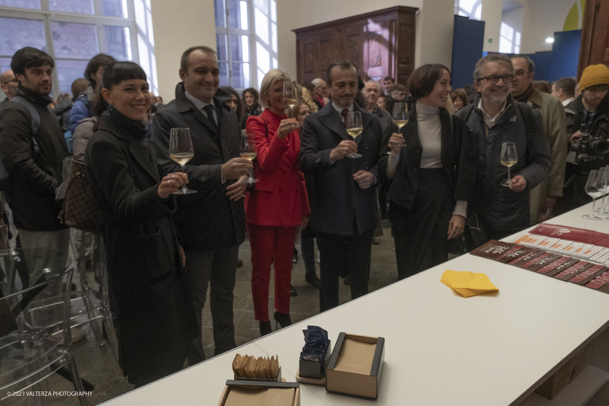_DSF5400.jpg - 10/11/2023. Torino. Con il taglio del nastro alla presenza delle autoritÃ , oggi in piazza Castello sono stati ufficialmente inaugurati gli spazi di Casa Tennis, Casa Gusto e Casa Media. Nella foto brindisi inaugurale di Casa Gusto con il sindaco Stefano Lo Russo
