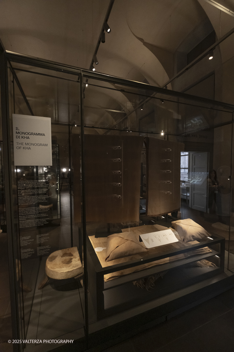 _DSF2889.jpg - 04/12/2025. Torino. Il riallestimento della Sala 7 del Museo Egizio di Torino, dedicata al corredo funerario di Kha e Merit, Ã¨ stato inaugurato il 4 dicembre 2025. I lavori di aggiornamento erano iniziati il 7 ottobre 2025. Nella foto bacheca con il monogramma di Kha