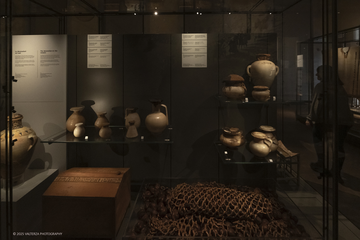 _DSF2896.jpg - 04/12/2025. Torino. Il riallestimento della Sala 7 del Museo Egizio di Torino, dedicata al corredo funerario di Kha e Merit, Ã¨ stato inaugurato il 4 dicembre 2025. I lavori di aggiornamento erano iniziati il 7 ottobre 2025. Nella foto "una dispensa per l'aldilÃ " Anfore di stoccaggio