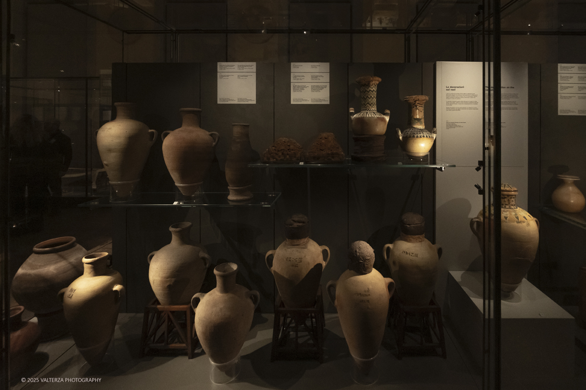 _DSF2900.jpg - 04/12/2025. Torino. Il riallestimento della Sala 7 del Museo Egizio di Torino, dedicata al corredo funerario di Kha e Merit, Ã¨ stato inaugurato il 4 dicembre 2025. I lavori di aggiornamento erano iniziati il 7 ottobre 2025. Nella foto "una dispensa per l'aldilÃ " Anfore di stoccaggio