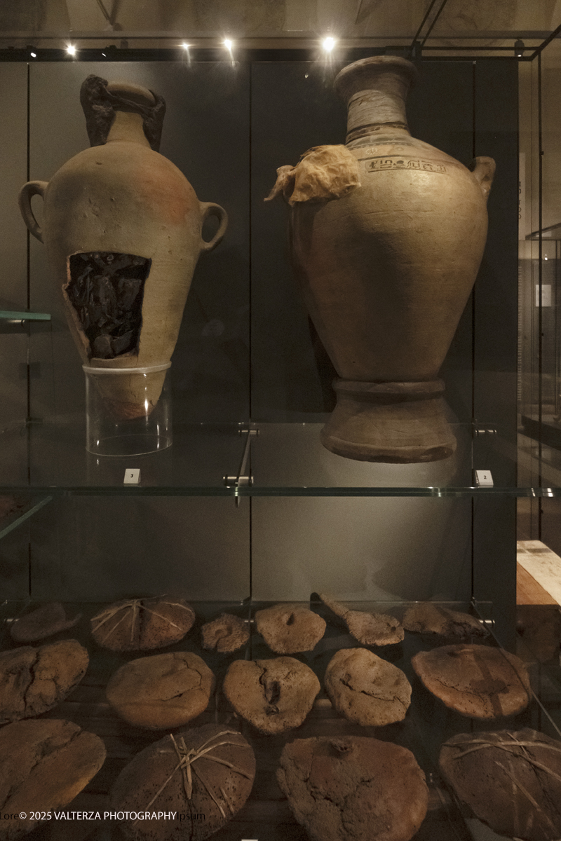 _DSF2940.jpg - 04/12/2025. Torino. Il riallestimento della Sala 7 del Museo Egizio di Torino, dedicata al corredo funerario di Kha e Merit, Ã¨ stato inaugurato il 4 dicembre 2025. I lavori di aggiornamento erano iniziati il 7 ottobre 2025. Nella foto nella camera funeraria sono stati ritrovati numerosi tavolini in legno e canna ricolmi di cibo e bevande,