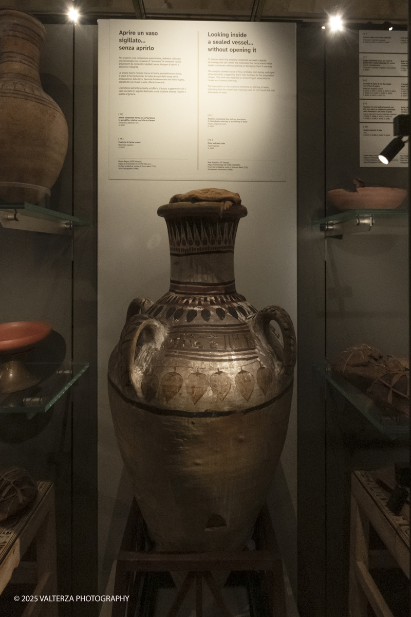 _DSF2944.jpg - 04/12/2025. Torino. Il riallestimento della Sala 7 del Museo Egizio di Torino, dedicata al corredo funerario di Kha e Merit, Ã¨ stato inaugurato il 4 dicembre 2025. I lavori di aggiornamento erano iniziati il 7 ottobre 2025. Nella foto nella camera funeraria sono stati ritrovati numerosi tavolini in legno e canna ricolmi di cibo e bevande,