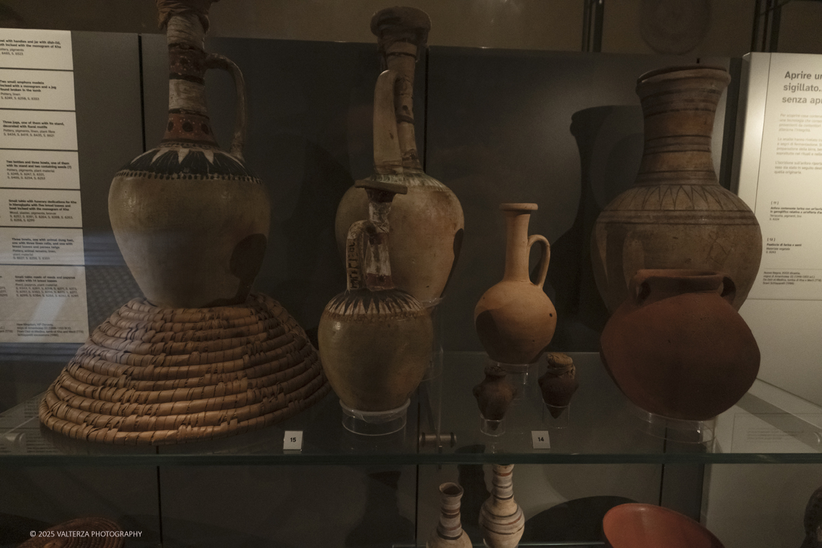 _DSF2949.jpg - 04/12/2025. Torino. Il riallestimento della Sala 7 del Museo Egizio di Torino, dedicata al corredo funerario di Kha e Merit, Ã¨ stato inaugurato il 4 dicembre 2025. I lavori di aggiornamento erano iniziati il 7 ottobre 2025. Nella foto nella camera funeraria sono stati ritrovati numerosi tavolini in legno e canna ricolmi di cibo e bevande,