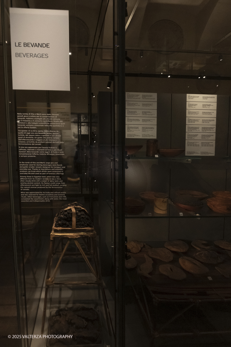 _DSF2955.jpg - 04/12/2025. Torino. Il riallestimento della Sala 7 del Museo Egizio di Torino, dedicata al corredo funerario di Kha e Merit, Ã¨ stato inaugurato il 4 dicembre 2025. I lavori di aggiornamento erano iniziati il 7 ottobre 2025. Nella foto nella camera funeraria sono stati ritrovati numerosi tavolini in legno e canna ricolmi di cibo e bevande,