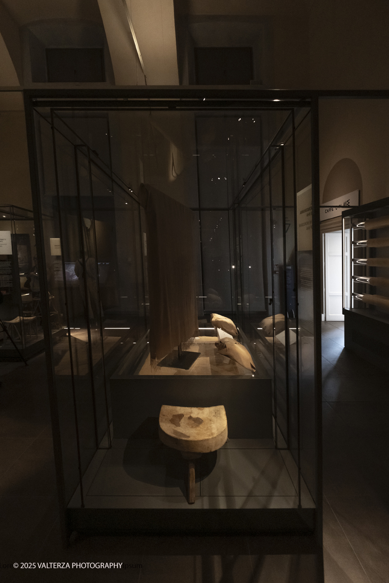 _DSF3141.jpg - 04/12/2025. Torino. Il riallestimento della Sala 7 del Museo Egizio di Torino, dedicata al corredo funerario di Kha e Merit, Ã¨ stato inaugurato il 4 dicembre 2025. I lavori di aggiornamento erano iniziati il 7 ottobre 2025. Nella foto bacheca con il monogramma di Kha