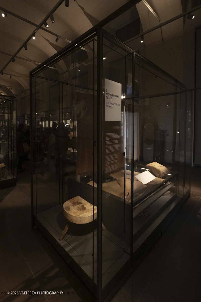 _DSF3146.jpg - 04/12/2025. Torino. Il riallestimento della Sala 7 del Museo Egizio di Torino, dedicata al corredo funerario di Kha e Merit, Ã¨ stato inaugurato il 4 dicembre 2025. I lavori di aggiornamento erano iniziati il 7 ottobre 2025. Nella foto bacheca con il monogramma di Kha