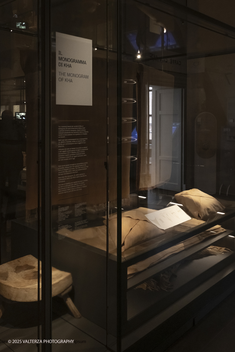 _DSF3154.jpg - 04/12/2025. Torino. Il riallestimento della Sala 7 del Museo Egizio di Torino, dedicata al corredo funerario di Kha e Merit, Ã¨ stato inaugurato il 4 dicembre 2025. I lavori di aggiornamento erano iniziati il 7 ottobre 2025. Nella foto bacheca con il monogramma di Kha