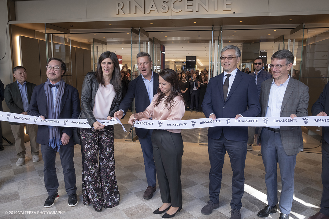 _DSF6764.jpg - 04/10/2019. Torino.  E' stato inaugurato lo store di Torino, completamente rinnovato, per il quale sono stati investiti 61 milioni di Euro. Dopo un anno e mezzo di lavori il complesso di via Lagrange si estende su sei piani contro i tre della location precedente. Nella foto il momento del taglio del nastro con la sindaca Chiara Appendino e l'alta dirigenza della Rinascente.