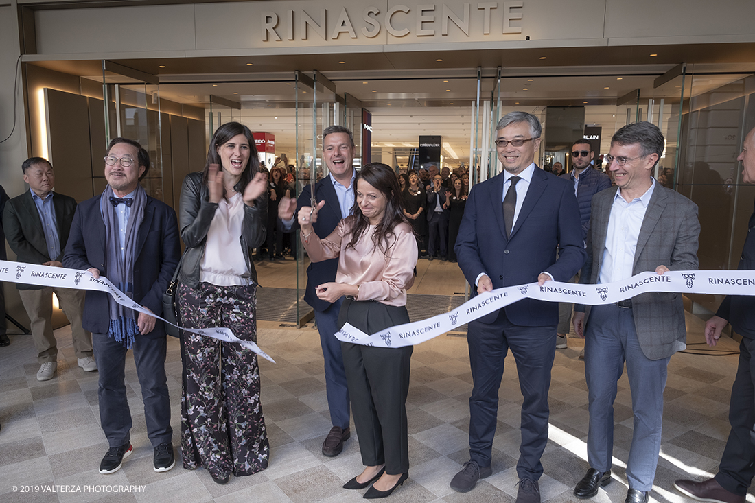 _DSF6766.jpg - 04/10/2019. Torino.  E' stato inaugurato lo store di Torino, completamente rinnovato, per il quale sono stati investiti 61 milioni di Euro. Dopo un anno e mezzo di lavori il complesso di via Lagrange si estende su sei piani contro i tre della location precedente. Nella foto il momento del taglio del nastro con la sindaca Chiara Appendino e l'alta dirigenza della Rinascente.