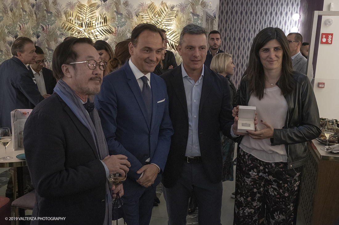 _DSF6983.jpg - 04/10/2019. Torino.  E' stato inaugurato lo store di Torino, completamente rinnovato, per il quale sono stati investiti 61 milioni di Euro. Dopo un anno e mezzo di lavori il complesso di via Lagrange si estende su sei piani contro i tre della location precedente. Nella foto omaggio alla sindaca Chiara Appendino di un lingottino d'oro bianco con incisa la data dell'evento.