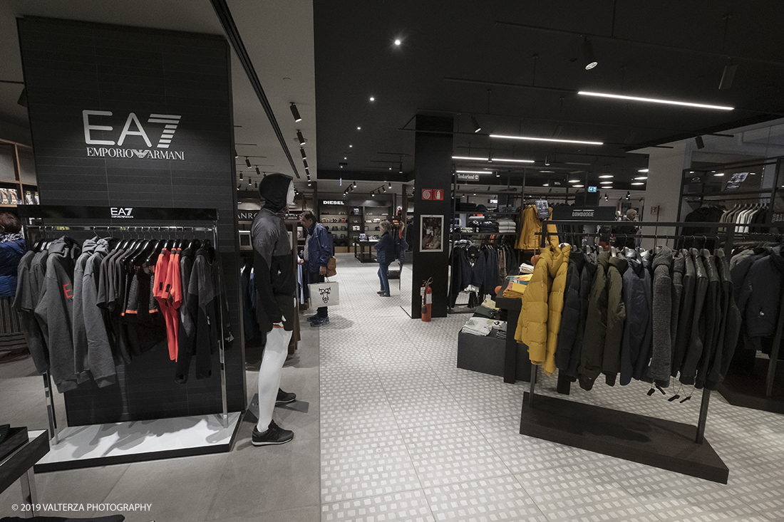 _DSF7189.jpg - 04/10/2019. Torino.  E' stato inaugurato lo store di Torino, completamente rinnovato, per il quale sono stati investiti 61 milioni di Euro. Dopo un anno e mezzo di lavori il complesso di via Lagrange si estende su sei piani contro i tre della location precedente. Nella foto uno degli stands del nuovo store.