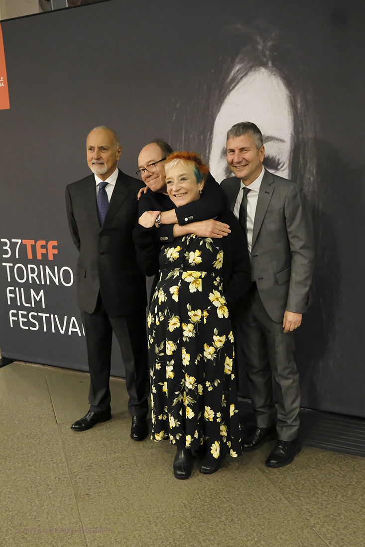 _DSF6236.jpg - 22/11/2019.Torino. Al via la 37ma edizione del Tff con un programma dedicato soprattutto all'horror. Nella foto Carlo Verdone abbraccia Emanuela Martini direttrice del Festival presenti Enzo Ghigo e Domenico de Gaetaneo.