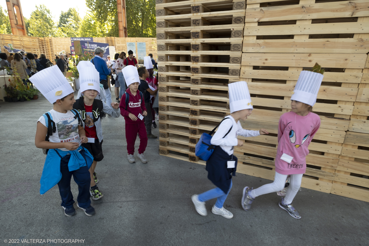 DSCF7502.jpg - 23/09/2022. Torino. Apertura della 14esima edizione di Terra Madre Salone del Gusto, lâ€™evento globale organizzato da Slow Food, Regione Piemonte e CittÃ  di Torino dedicato al cibo buono, pulito e giusto e alle politiche alimentari. Nella foto scolaresca in visita a Terra Madre Salone del gusto