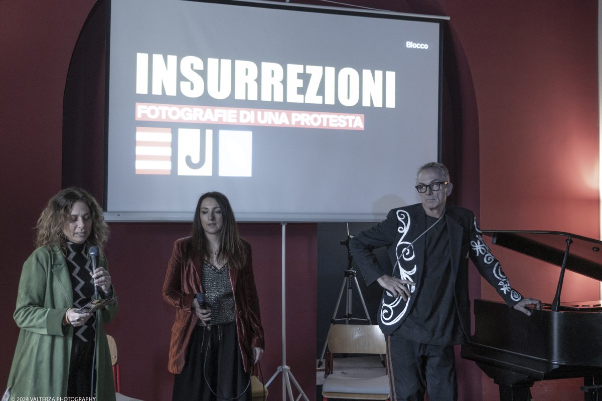 _DSF6649.jpg - 29/02/2024. Torino. La nuova mostra di Flashback Habitat "Insurrezioni. Fotografie di una protesta": tre storie di attivismo, tra giornalismo e fotografia. Due fotografi e un giornalista con tre esposizioni narrano la propria visione di rivoluzione e rivolta. I protagonisti di â€œInsurrezioni. Fotografie di una protestaâ€� . Nella foto  Le direttrici di Flashback Stefania Poddiger  e Ginevra Pucci aprono l'evento con il direttore artistico Alessandro Bulgini