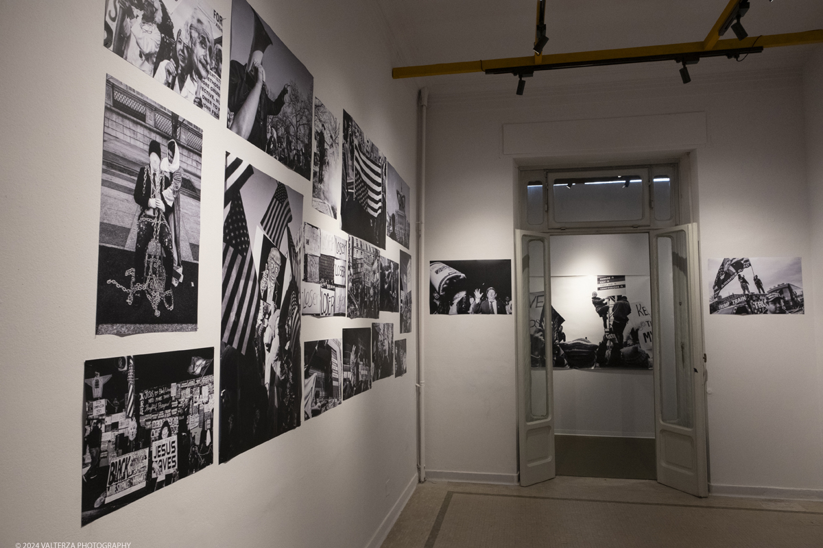 _DSF6759.jpg - 29/02/2024. Torino. La nuova mostra di Flashback Habitat "Insurrezioni. Fotografie di una protesta": tre storie di attivismo, tra giornalismo e fotografia. Due fotografi e un giornalista con tre esposizioni narrano la propria visione di rivoluzione e rivolta. I protagonisti di â€œInsurrezioni. Fotografie di una protestaâ€� . Nella foto immagini dal lavoro Path to resurrection di Chris Suspect