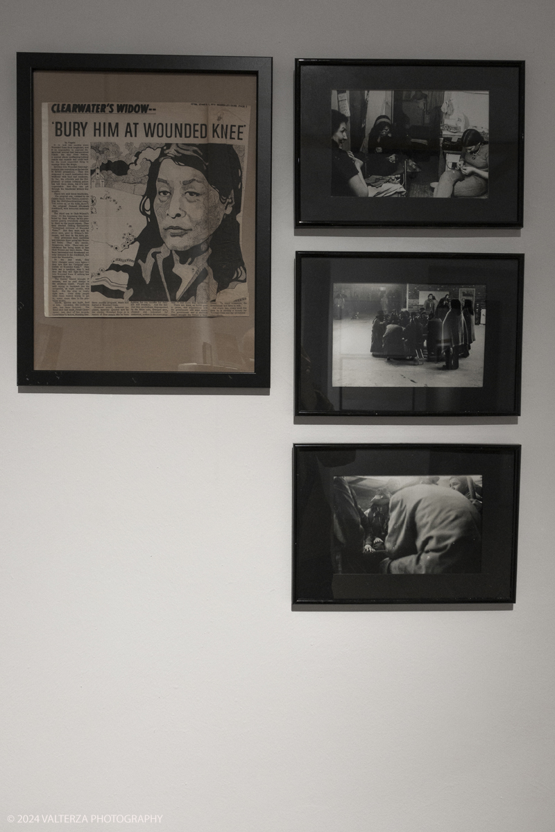 _DSF6826.jpg - 29/02/2024. Torino. La nuova mostra di Flashback Habitat "Insurrezioni. Fotografie di una protesta": tre storie di attivismo, tra giornalismo e fotografia. Due fotografi e un giornalista con tre esposizioni narrano la propria visione di rivoluzione e rivolta. I protagonisti di â€œInsurrezioni. Fotografie di una protestaâ€� . Nella foto  immagini dal lavoro di Angelo Quattrocchi " WOUNDED KNEE Indiani alla riscossa"