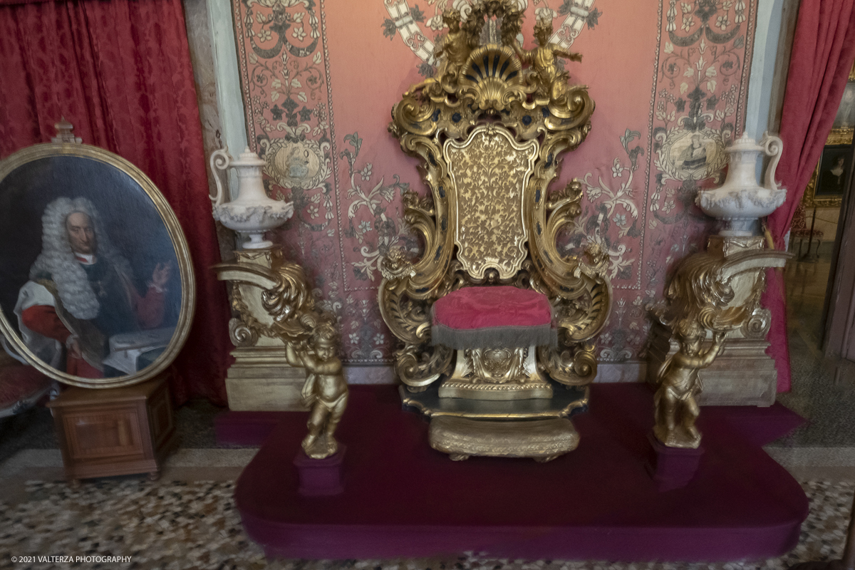 _DSF3469.jpg - 02/05/2021. Stresa. Dal weekend appena trascorso i visitatori possono ammirare le fioriture dei giardini e riscoprire i tesori storici e artistici nel palazzo Borromeo dell'Isola Bella. Nella foto sala del trono, particolare.