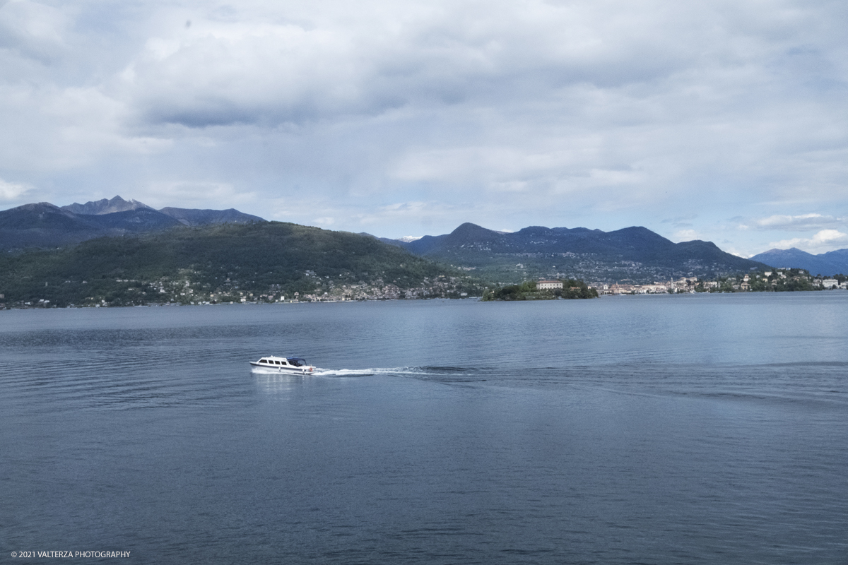 _DSF3549.jpg - 02/05/2021. Stresa. Dal weekend appena trascorso i visitatori possono ammirare le fioriture dei giardini e riscoprire i tesori storici e artistici nel palazzo Borromeo dell'Isola Bella. Nella foto vista sul lago dalle finestre del salone.