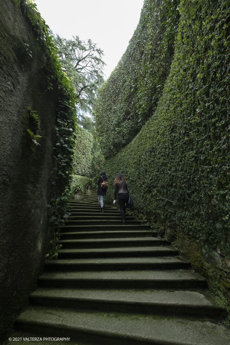 _DSF3756.jpg - 02/05/2021. Stresa. Dal weekend appena trascorso i visitatori possono ammirare le fioriture dei giardini e riscoprire i tesori storici e artistici nel palazzo Borromeo dell'Isola Bella. Nella foto passaggio che porta ai giardini.