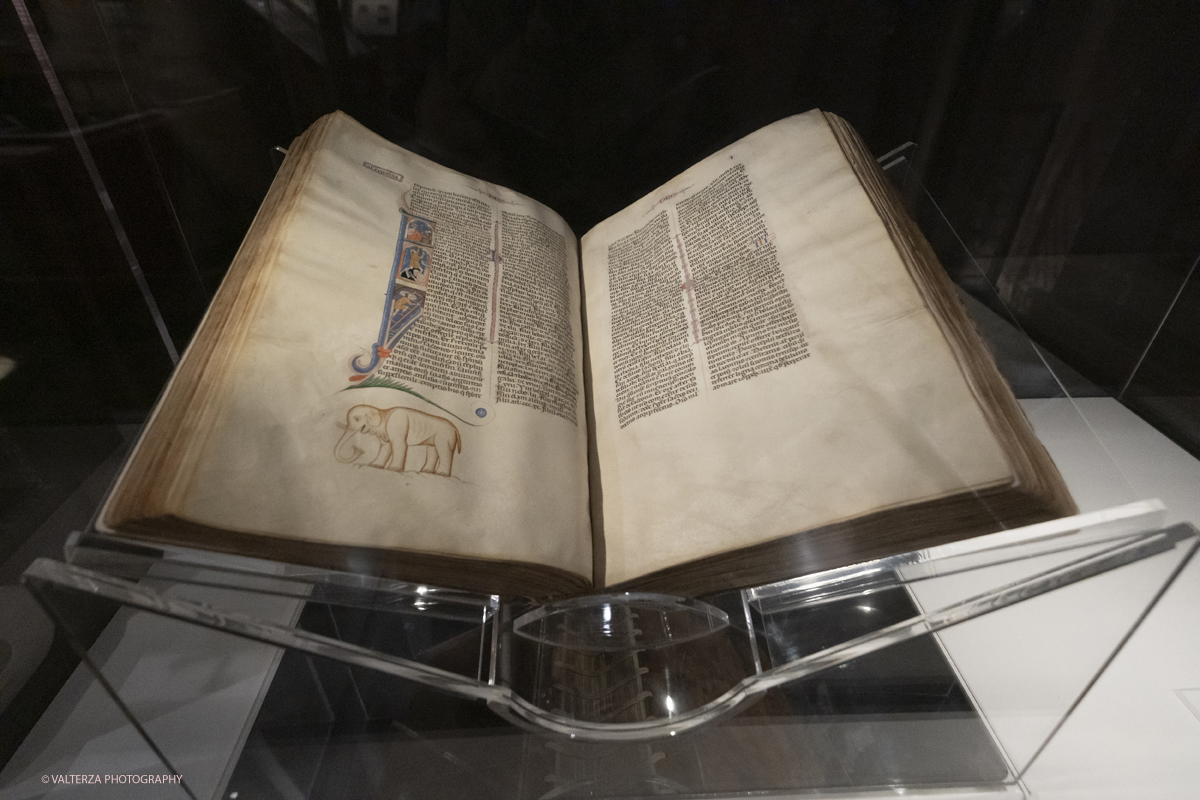 _DSF7801.jpg - 22/05(2025. Torino. JAN VAN EYCK E LE MINIATURE RIVELATE  50 capolavori dalla raccolta di manoscritti di Palazzo Madama. Nella foto opera di miniatore bolognese, Bibbia 1270-1275