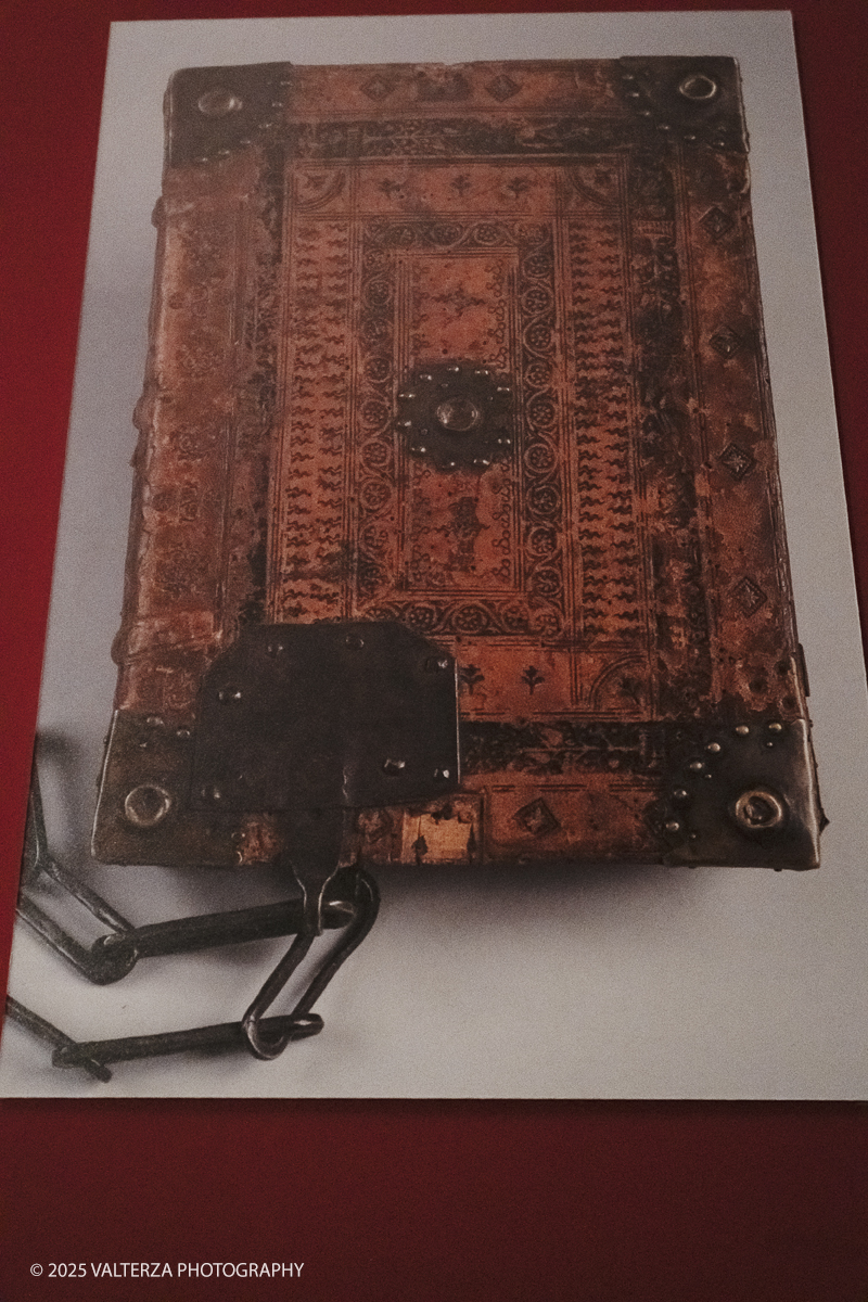 _DSF7809.jpg - 22/05(2025. Torino. JAN VAN EYCK E LE MINIATURE RIVELATE  50 capolavori dalla raccolta di manoscritti di Palazzo Madama. Nella foto gli Statuti della cittÃ  di Torino nel trecento: Il codice della catena