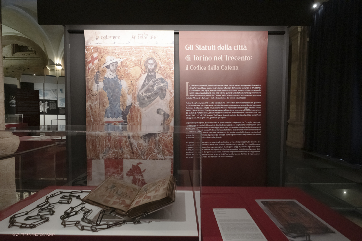 _DSF7812.jpg - 22/05(2025. Torino. JAN VAN EYCK E LE MINIATURE RIVELATE  50 capolavori dalla raccolta di manoscritti di Palazzo Madama. Nella foto gli Statuti della cittÃ  di Torino nel trecento: Il codice della catena