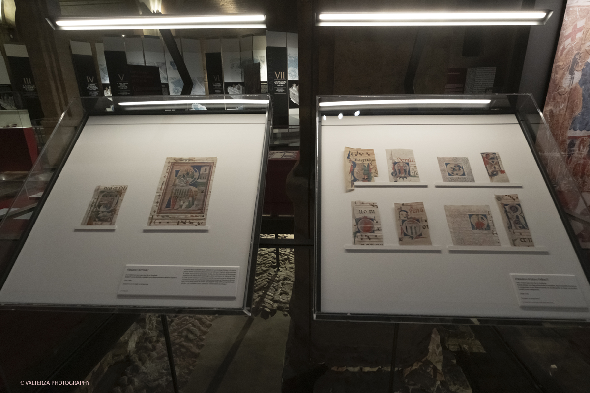 _DSF7819.jpg - 22/05(2025. Torino. JAN VAN EYCK E LE MINIATURE RIVELATE  50 capolavori dalla raccolta di manoscritti di Palazzo Madama. Nella foto parte dell'allestimento della moatra