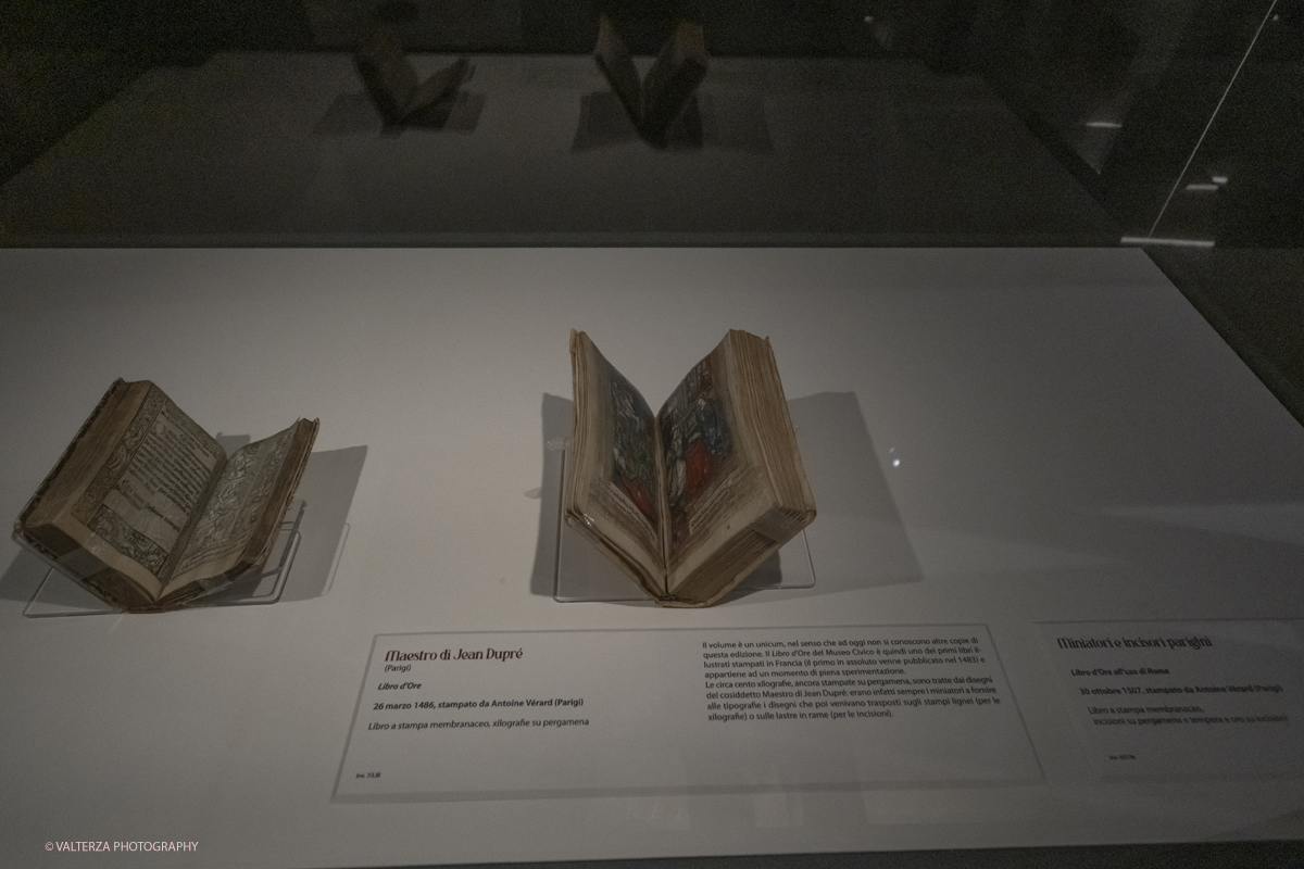 _DSF7903.jpg - 22/05(2025. Torino. JAN VAN EYCK E LE MINIATURE RIVELATE  50 capolavori dalla raccolta di manoscritti di Palazzo Madama. Nella foto parte dell'allestimento della moatra