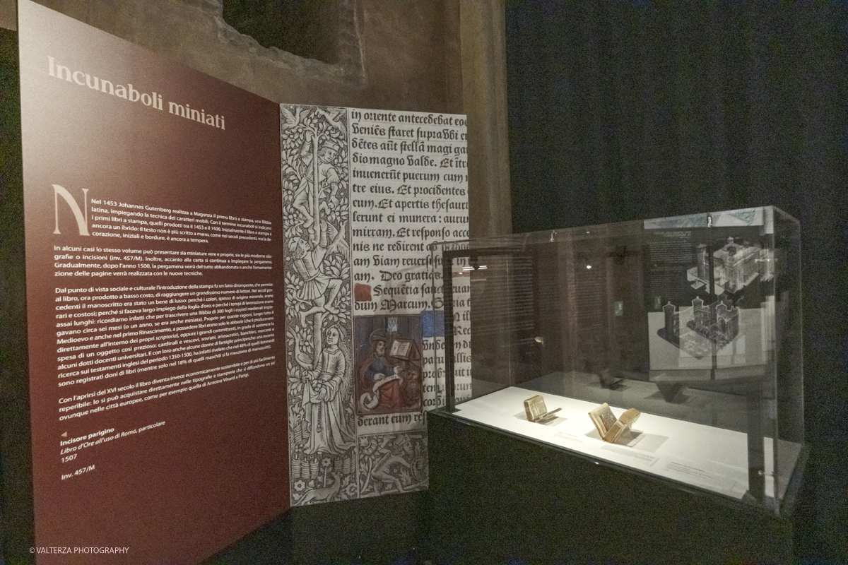 _DSF7907.jpg - 22/05(2025. Torino. JAN VAN EYCK E LE MINIATURE RIVELATE  50 capolavori dalla raccolta di manoscritti di Palazzo Madama. Nella foto parte dell'allestimento della moatra