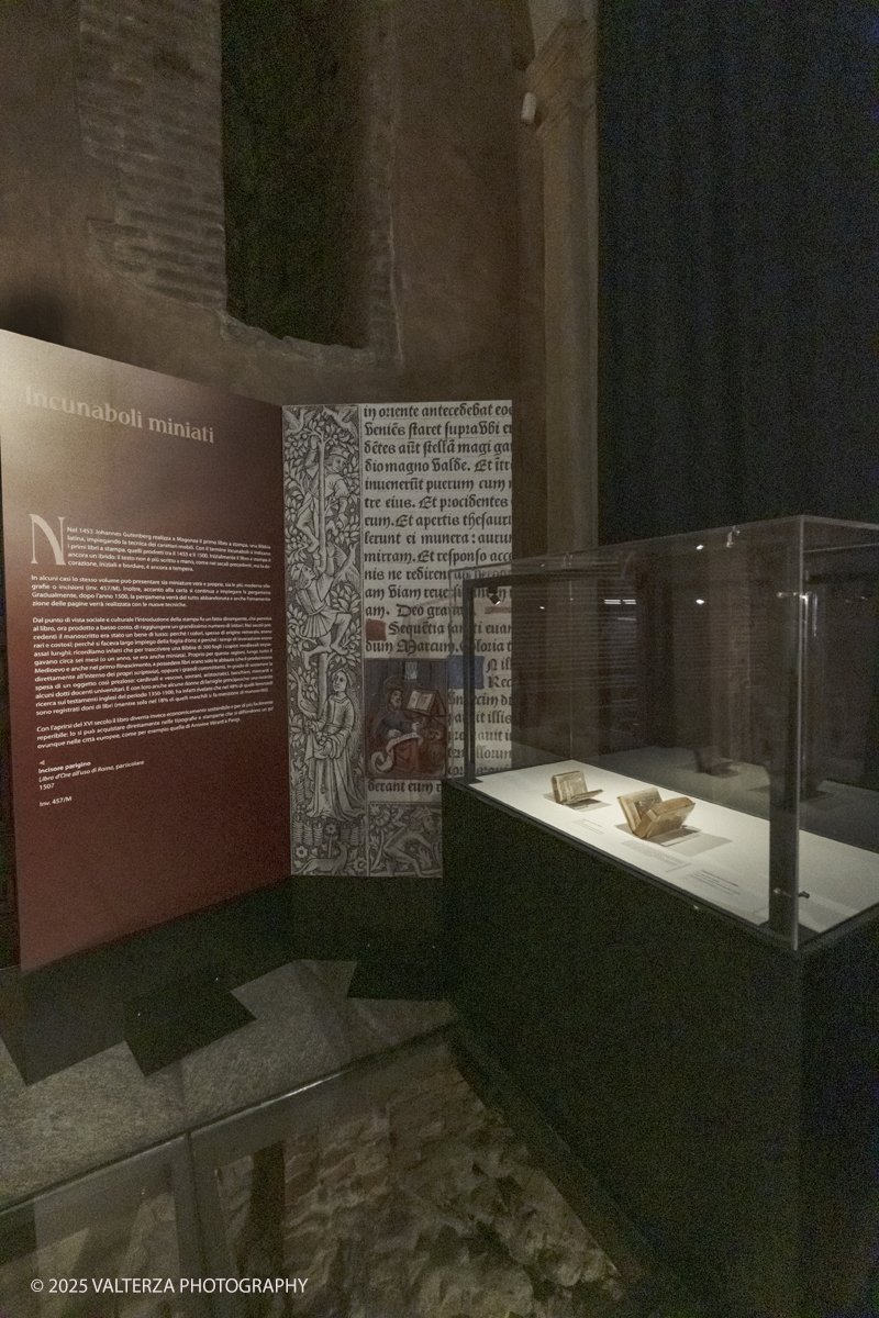 _DSF7989.jpg - 22/05(2025. Torino. JAN VAN EYCK E LE MINIATURE RIVELATE  50 capolavori dalla raccolta di manoscritti di Palazzo Madama. Nella foto parte dell'allestimento della moatra