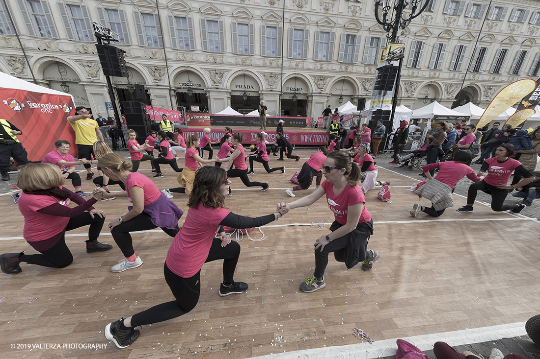 _G3I6869.jpg - 03-03-2019. Torino. â€œJust The Woman I am â€� Ã¨ una corsa/camminata podistica non competitiva di 6 km per sostenere la ricerca universitaria sul cancro: uomini e donne correranno fianco a fianco a sostegno della ricerca universitaria e della diffusione di una maggiore consapevolezza di sÃ© per un corretto stile di vita.  In questa giornata non c'Ã¨ solo la corsa, ma anche un fitto programma di eventi in piazza, non esclusivamente sportivi. Nella foto le persone del pubblico in piazza San Carlo vengono coinvolte in esrcizi ginnici.