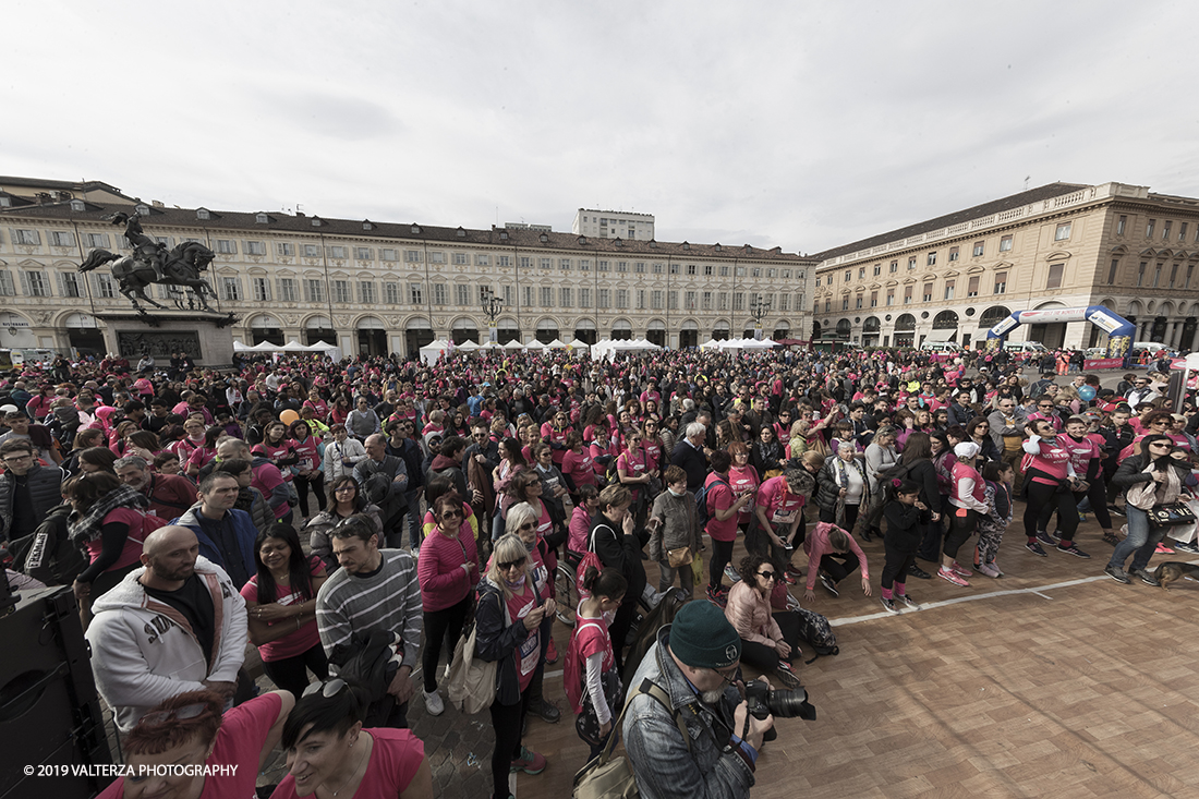 _G3I7018.jpg - 03-03-2019. Torino. â€œJust The Woman I am â€� Ã¨ una corsa/camminata podistica non competitiva di 6 km per sostenere la ricerca universitaria sul cancro: uomini e donne correranno fianco a fianco a sostegno della ricerca universitaria e della diffusione di una maggiore consapevolezza di sÃ© per un corretto stile di vita.  In questa giornata non c'Ã¨ solo la corsa, ma anche un fitto programma di eventi in piazza, non esclusivamente sportivi. Nella foto piazza San Carlo affollata di partecipanti all'evento.