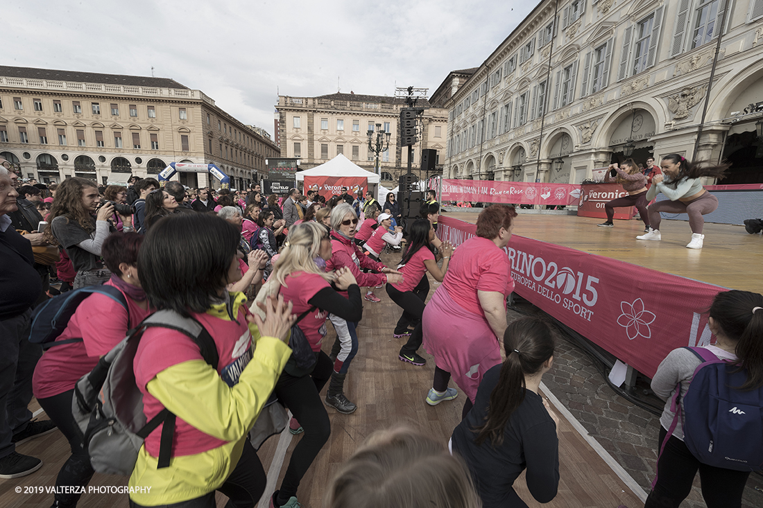 _G3I7039.jpg - 03-03-2019. Torino. â€œJust The Woman I am â€� Ã¨ una corsa/camminata podistica non competitiva di 6 km per sostenere la ricerca universitaria sul cancro: uomini e donne correranno fianco a fianco a sostegno della ricerca universitaria e della diffusione di una maggiore consapevolezza di sÃ© per un corretto stile di vita.  In questa giornata non c'Ã¨ solo la corsa, ma anche un fitto programma di eventi in piazza, non esclusivamente sportivi. Nella foto piazza San Carlo affollata di partecipanti all'evento.