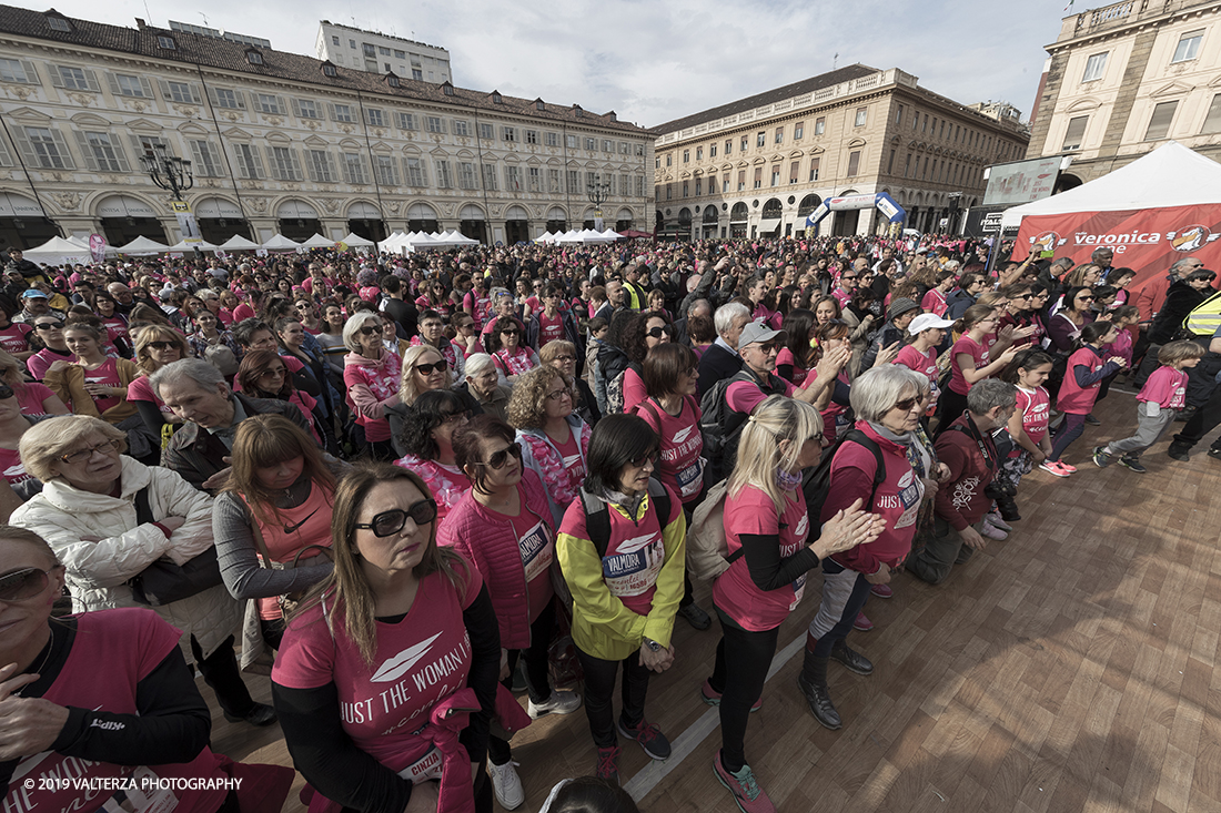 _G3I7127.jpg - 03-03-2019. Torino. â€œJust The Woman I am â€� Ã¨ una corsa/camminata podistica non competitiva di 6 km per sostenere la ricerca universitaria sul cancro: uomini e donne correranno fianco a fianco a sostegno della ricerca universitaria e della diffusione di una maggiore consapevolezza di sÃ© per un corretto stile di vita.  In questa giornata non c'Ã¨ solo la corsa, ma anche un fitto programma di eventi in piazza, non esclusivamente sportivi. Nella foto piazza San Carlo affollata di partecipanti all'evento.