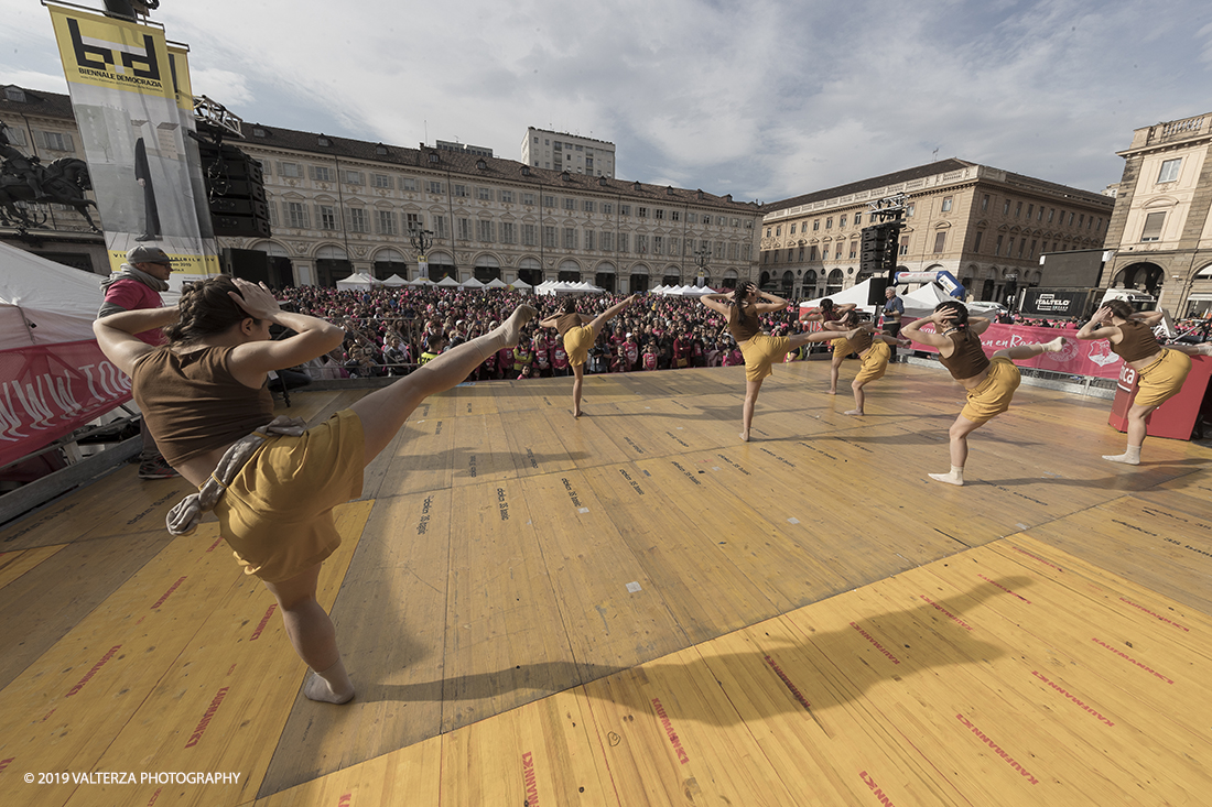 _G3I7140.jpg - 03-03-2019. Torino. â€œJust The Woman I am â€� Ã¨ una corsa/camminata podistica non competitiva di 6 km per sostenere la ricerca universitaria sul cancro: uomini e donne correranno fianco a fianco a sostegno della ricerca universitaria e della diffusione di una maggiore consapevolezza di sÃ© per un corretto stile di vita.  In questa giornata non c'Ã¨ solo la corsa, ma anche un fitto programma di eventi in piazza, non esclusivamente sportivi. Nella foto alcune ballerine del CUS Torino danza si esibiscono sul palco di piazza San Carlo